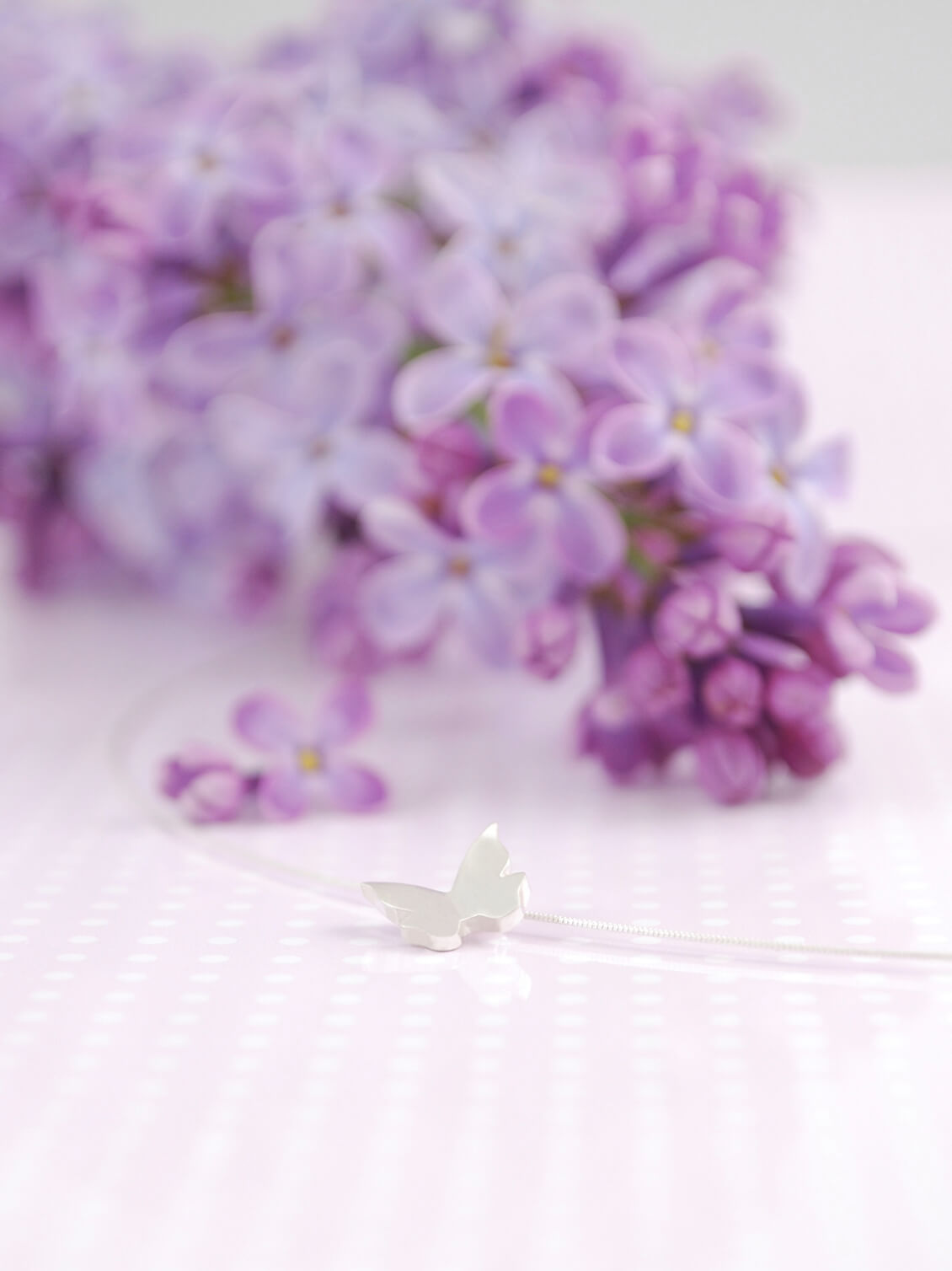 Traumhafte Kinderkette mit kleinem Schmetterling, herzallerliebst. Schmetterling leicht wie ein Flieder.