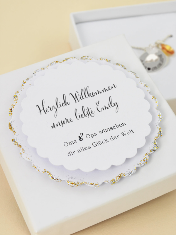 Traumhafte Geschenkbox mit funkelnden Glitzern in bunten Farben. Personalisierter Text, Taufspruch auf der Geschenkschachtel