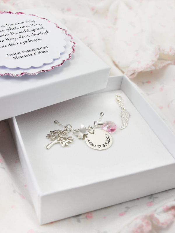 Traumhafte Taufkette mit Schmetterling, Gravur und Lebensbaum für kleine Mädchen. Personalisierte Halskette, Kinderkette mit Namensgravur in Geschenk Schachtel.