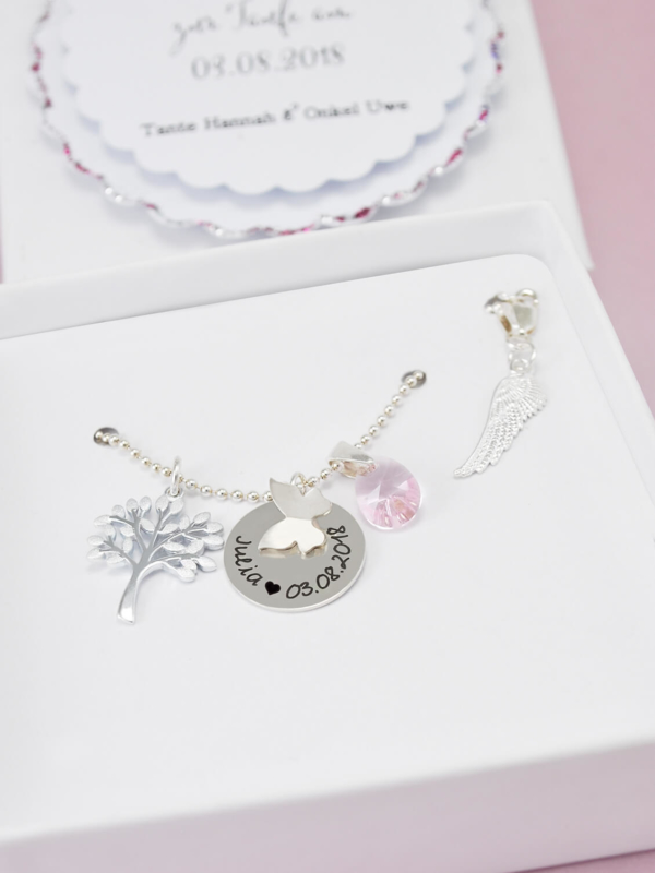 Zauberhafte Namenskette, Taufkette mit kleinem Schmetterling, Lebensbaum, Engelsflügel und buntem Geburtstein. Personalisierte Namensgravur auf dem Kettenanhänger.