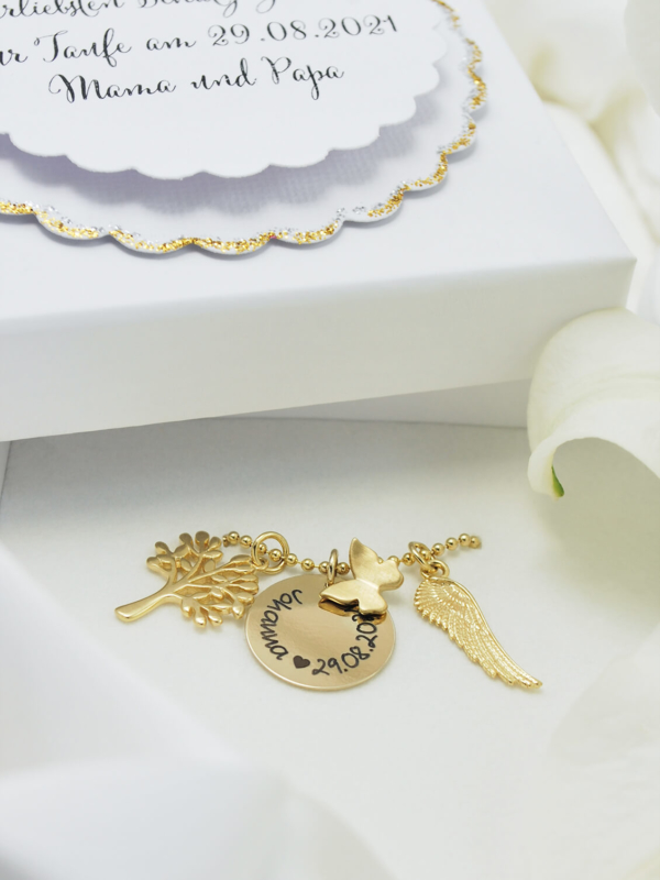 Taufkette Gold mit Gravur. Halskette mit Schmetterling, Lebensbaum, Engelsflügel in zauberhafter Geschenkverpackung.