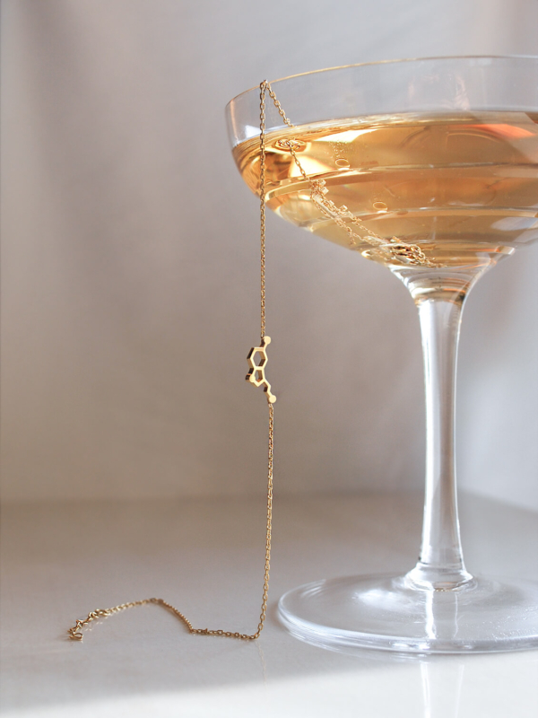 Minimal Kette mit Glückshormon Serotonin.