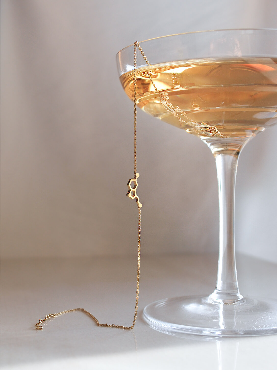 Minimal Kette mit Glückshormon Serotonin.