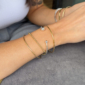 Der Stapelarmreif Schmuck besticht durch seine elegante Schlichtheit und Vielseitigkeit. Dieser Armreif lässt sich perfekt mit anderen Schmuckstücken kombinieren und bietet die Möglichkeit, individuelle Looks zu kreieren. Der Stapelarmreif Schmuck verleiht deinem Outfit einen modernen, geschichteten Stil, der zu jedem Anlass passt.