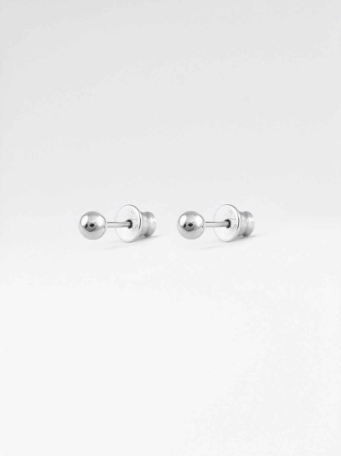 Kleine Kugel Ohrstecker. Silber.